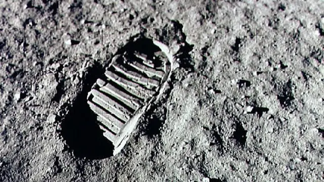 চাঁদের পিঠে নিল আর্মস্ট্রং এর পায়ের ছাপ।
