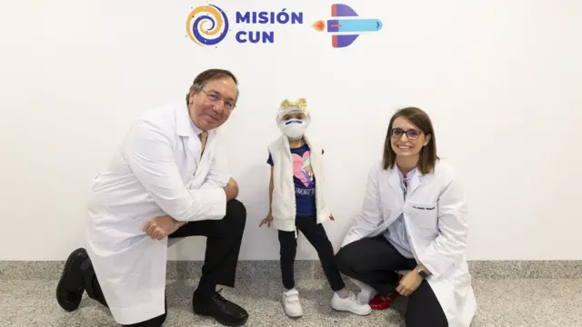 Ahinara junto al doctor Felipe Calvo y la doctora Elena Panizo