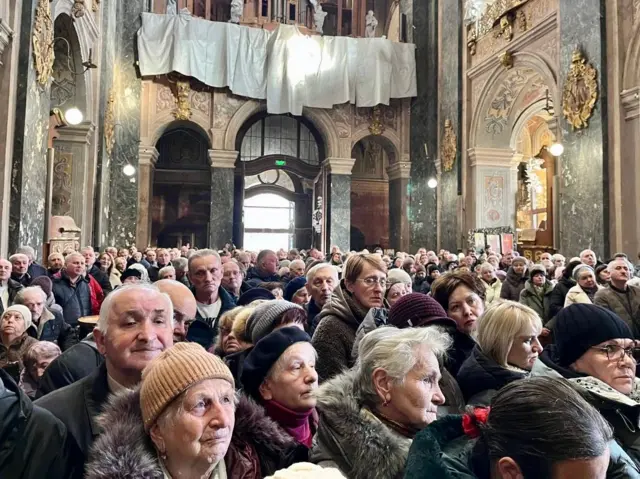 Сотні людей всередині Гарнізонного храму