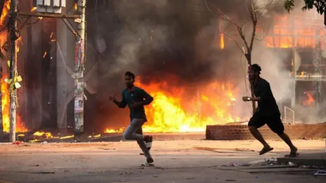 शेख हसीना गेल्याबरोबर बांगलादेशात अनेक ठिकाणी हिंसक घटना घडल्याच्या बातम्या आल्या.