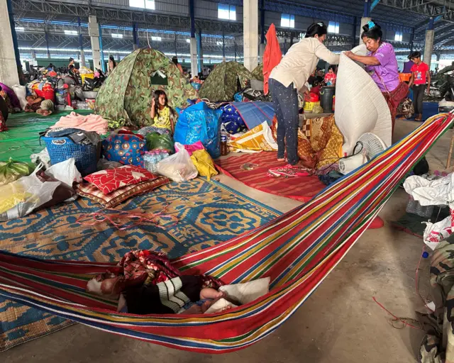 Жінки та діти облаштовують собі місце в таборі для біженців