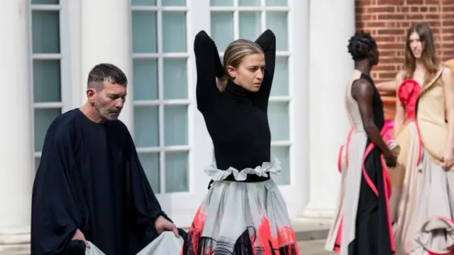 ၂၀၂၁ ခုနှစ် လန်ဒန်ဖက်ရှင်သီတင်းပတ်မှာမြင်တွေ့ရတဲ့ ဂရေ့စ် ဂျာဘာရီဟာ Ant-Man and the Wasp ရုပ်ရှင်အတွက် လှုပ်ရှားမှုပိုင်းကို နည်းပြလုပ်ခဲ့သူဖြစ်ပါတယ်