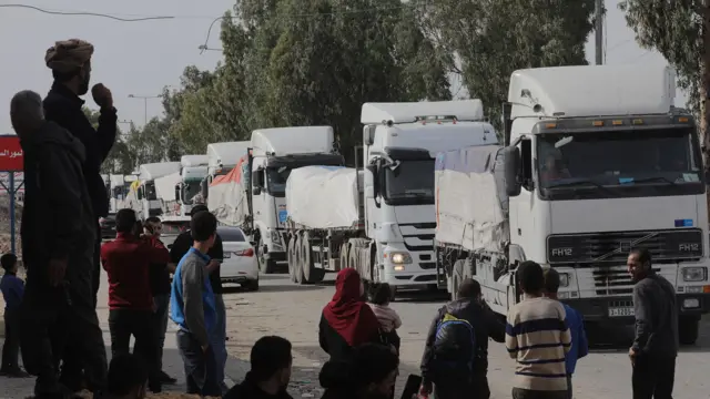 شاحنات المساعدات تدخل إلى قطاع غزة