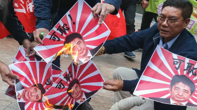 اعضای کمیته دفاع از جزایر دیائویو در ۱۳ دسامبر ۲۰۱۷ در میدان بورس هنگ‌کنگ با آتش زدن تصاویری از پرچم ژاپن و عکس نخست‌وزیر وقت، شینزو آبه، دست به تظاهرات زدند