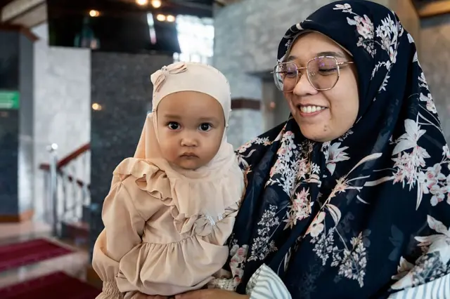 Hooyo iyo gabadheeda oo xijaaban