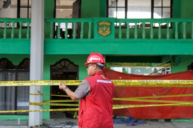Ditreskrimsus Polda Jatim memasang garis polisi untuk melakukan olah Tempat Kejadian Perkara (TKP) bangunan mushalla yang ambruk di Ponpes Al Khoziny pada Kamis 9 Oktober 2025.