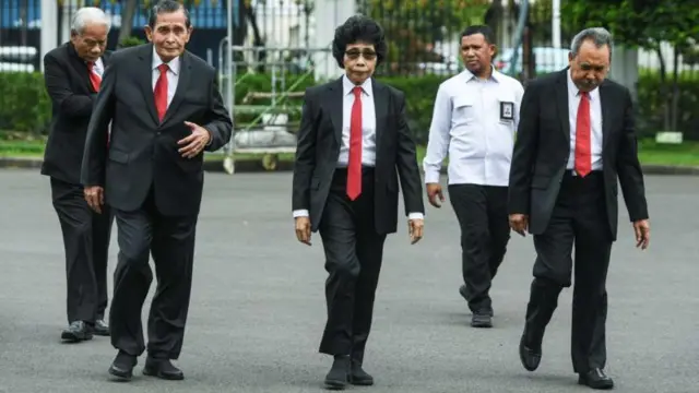 Dewan Pengawas KPK Tumpak Hatorangan Panggabean (kedua kiri), Albertina Ho (tengah), Syamsudin Haris (kanan), dan Harjono (kiri) bersiap menghadiri pengucapan sumpah jabatan Ketua KPK oleh Nawawi Pomolango di Istana Negara, Jakarta, Senin (27/11).