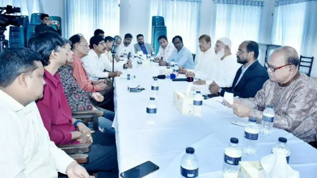 पत्रकारों से बातचीत करते जमात-ए-इस्लामी के प्रमुख डॉक्टर रहमान