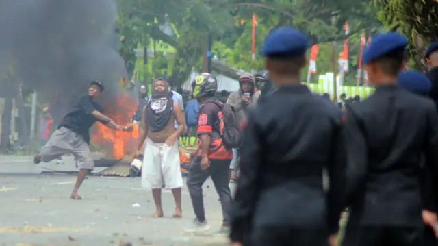 Anggota kepolisian berjaga saat aksi unjuk rasa di Kota Sorong, Papua Barat Daya, Rabu (27/8/2025). Aksi tersebut menolak pemindahan persidangan 4 orang tahanan makar ke Makassar.