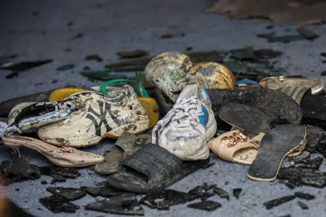 ภายในผับหลังควบคุมไฟได้แล้ว