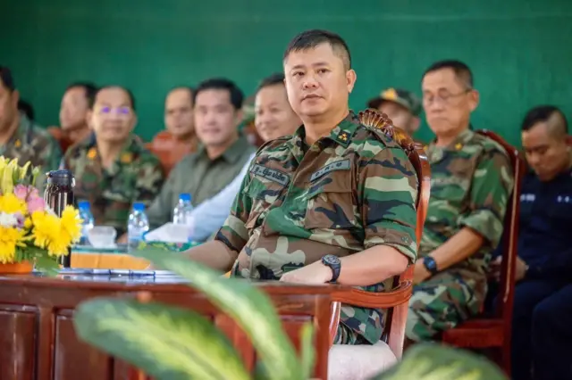 Ông Hun Manith, con trai thứ hai của Chủ tịch Thượng viện Hun Sen. Ông Manith hiện đang mang hàm trung tướng, là một trong số hàng ngàn sĩ quan cấp tướng của quân đội Campuchia