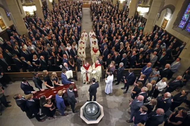 نمایی از بالا در یک کلیسا که مراسمی مذهبی در حال برگزاری است