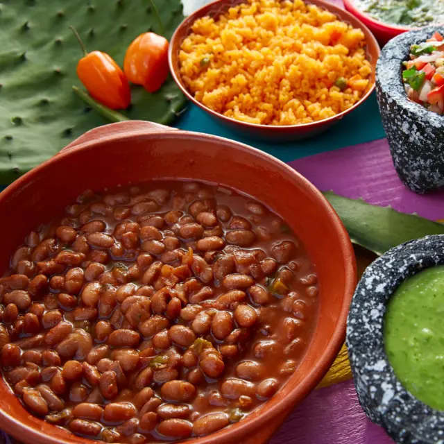 Varias cuencas con fríjoles, salsa verde y arroz