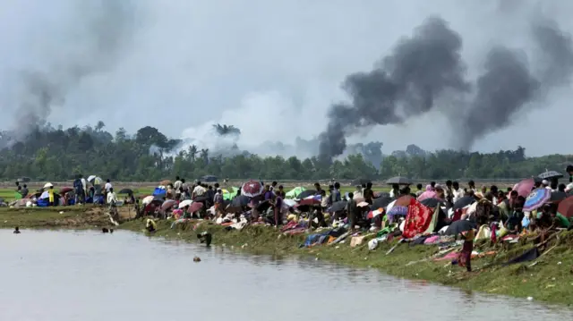 Watu wa Rohingya wakikimbia baada ya vijiji vyao kuteketezwa