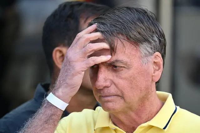 Jair Bolsonaro após realizar exames médicos no hospital DF Star, em Brasília, em agosto