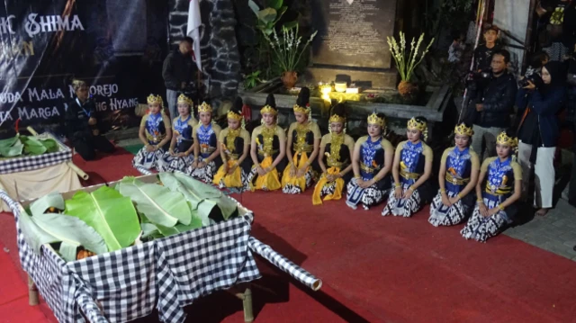 Setiap bulan Agustus, masyarakat adat Ngadat di Batu, Malang, menggelar upacara penghormatan untuk Prasasti Sangguran—sebuah bentuk ingatan dan ikatan spiritual yang tak pernah putus, meski prasasti itu sendiri berada di belahan bumi lain.
