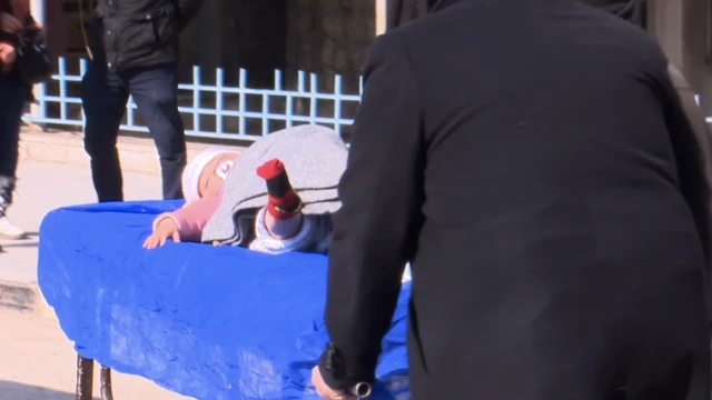 Jariri kwance a gado a wajen asibiti