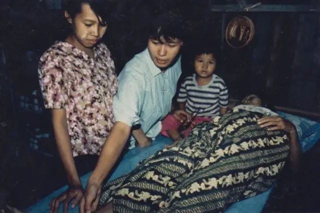 ဒေါက်တာစင်သီယာမောင်က လူနာတစ်ဦးကို ပြုစုပေးနေတဲ့မြင်ကွင်း