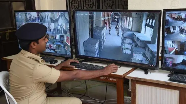 స్ట్రాంగ్ రూమ్‌లకు సీసీటీవీ నిఘా ఫోటో 