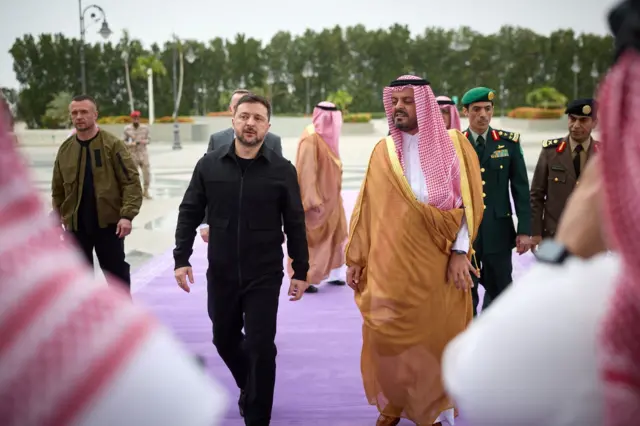 Zelensky se reúne com o vice-governador da região de Meca, o príncipe Saud bin Mishaal bin Abdulaziz, durante sua visita à Arábia Saudita.