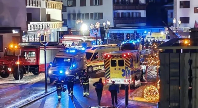 ਹਾਦਸੇ ਵਾਲੇ ਬਾਰ ਦੇ ਬਾਹਰ ਸੜਕ 'ਤੇ ਐਂਬੂਲੈਂਸਾਂ ਅਤੇ ਇੱਕ ਫਾਇਰ ਇੰਜਣ ਦਿਖਾਈ ਦੇ ਰਿਹਾ ਹੈ