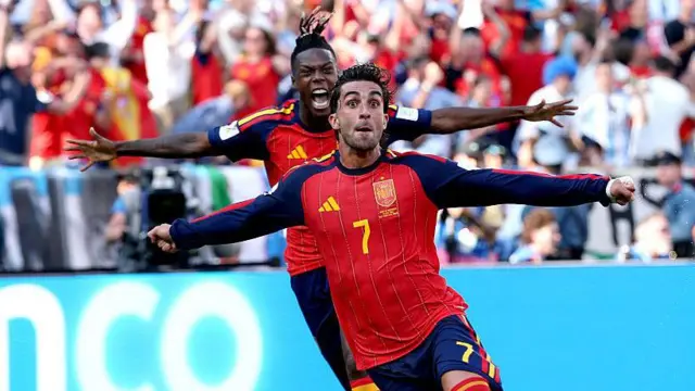 Torres celebra el gol de España con Williams detrás.