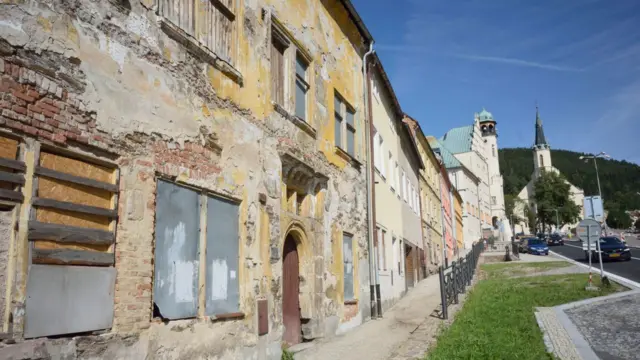 Edificios que se derrumban en las calles de Jáchymov .