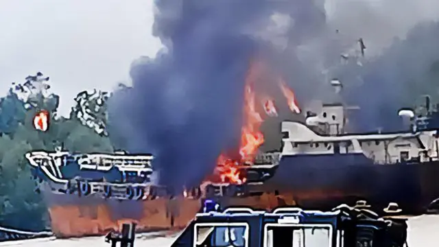 Aworan ọkọ oju omi agbepo ti wọn dana sun