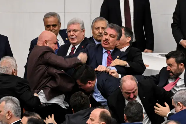 11 Şubat'ta Meclis Genel Kurulu'ndaki yemin töreni öncesinde yumruklu kavga çıktı