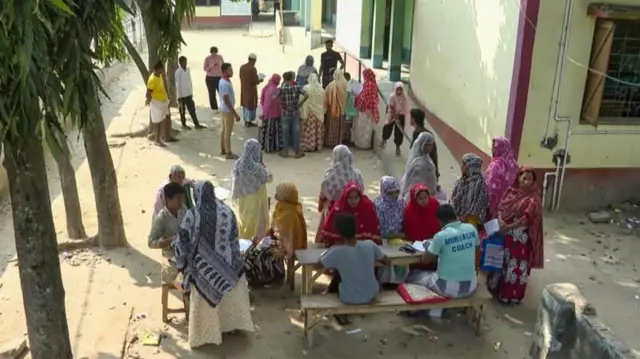 उत्तर प्रदेशात 1 लाख 60 हजाराहून अधिक बीएलओ चार नोव्हेंबरपासून सुट्टी न घेता, सतत फील्डवर काम करत आहेत.