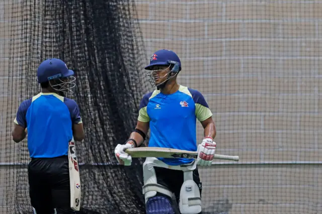 अभ्यास गर्दै नेपाली क्रिकेट टोलीका कुशल मल्ल