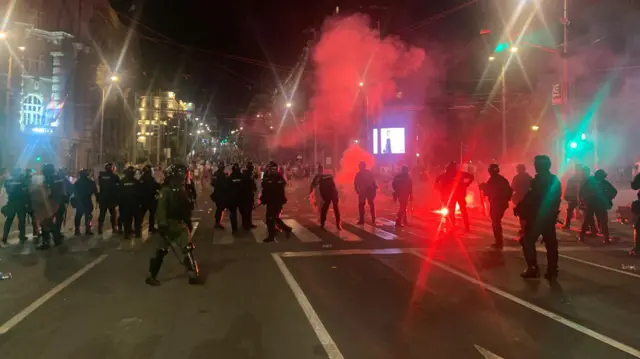 Полиција потискује демонстранте и баца пиротехничка средства