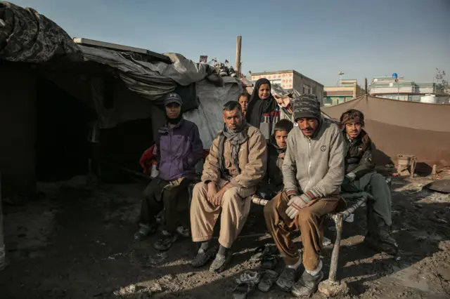 خانوادهای در کابل سرپناه شان در کابل