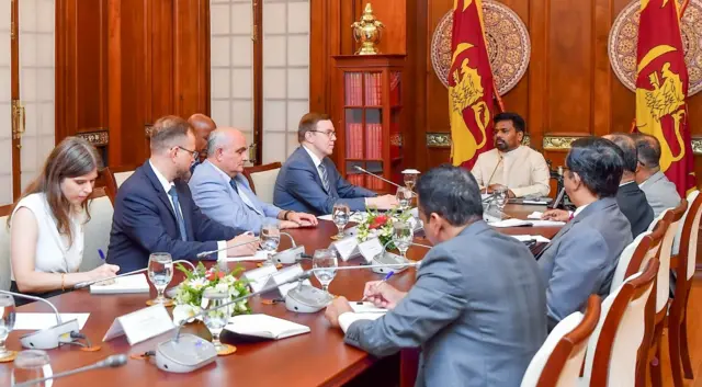 රුසියානු බලශක්ති නියෝජ්‍ය අමාත්‍ය රොමාන් මාර්ෂාවින් ඇතුළු දූත පිරිස ජනාධිපති අනුර කුමාර දිසානායක හමුවී ද්විපාර්ශ්වික සාකච්ඡා පවත්වන අවස්ථාව.
