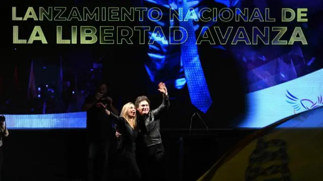 Karina y Javier Milei durante el lanzamiento de su partido, en Plaza Lezama, el 28 de septiembre de 2024.