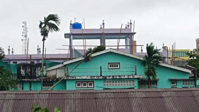 လာမယ့်နာရီပိုင်းအတွင်း မုန်တိုင်းဗဟိုချက် စစ်တွေမြို့ကိုဆက်ဖြတ်မယ် ၊ မိုခါမုန်တိုင်းကြာချိန် ၁၂ နာရီအထိရှိနိုင်မယ်လို့ မိုးဇလခန့်မှန်း 
