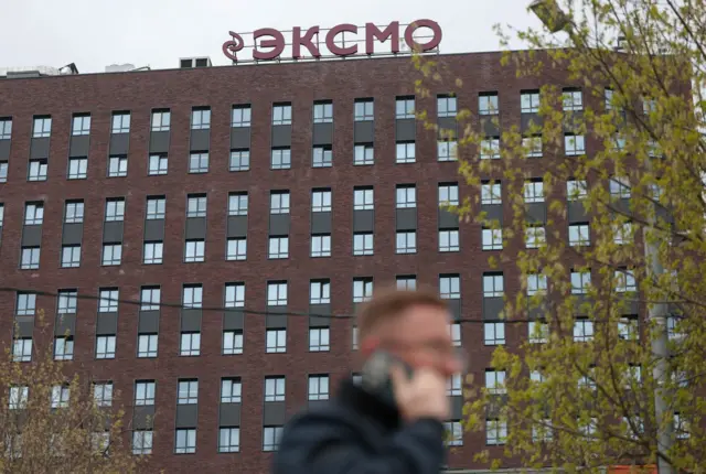 Красное кирпичное здание с логотипом «ЭКСМО» 