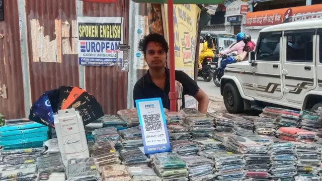 रोहित जमशेदपुर के एक फ़ुटपाथ पर मोबाइल के कवर बेचते हैं.