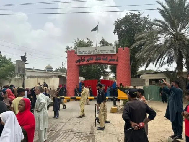 د زندانیانو ګڼ شمېر خپلوان د زندان مخې ته راټول شوي دي.
