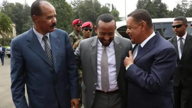 Pirezidant Isaayyaas (bitaan), MM Abiy (gidduurraa), Dr. Mulaatuu Tashoomee (mirgaan)