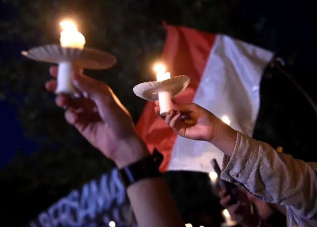 Ribuan warga  memegang lilin untuk memberikan dukungan atas kebebasan beragama dan berkeyakinan. 