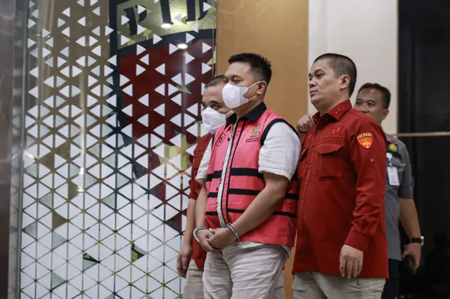 Mantan pimpinan Divisi Komersial dan Korporasi Bank BJB Dicky Syahbandinata (tengah) dikawal petugas menuju mobil tahanan usai menjalani pemeriksaan di Gedung Bundar Jampidsus Kejaksaan Agung (Kejagung), Jakarta, Rabu (21/5/2025). Kejagung resmi menetapkan mantan Dirut Sritex Iwan Setiawan Lukminto, mantan Dirut Bank DKI Zainudin Mapa serta mantan pimpinan Divisi Komersial dan Korporasi Bank BJB Dicky Syahbandinata sebagai tersangka dalam kasus dugaan tindak pidana korupsi pemberian kredit kepada PT Sritex yang mengakibatkan kerugian negara sebesar Rp692 miliar. ANTARA FOTO/Dhemas Reviyanto/foc.