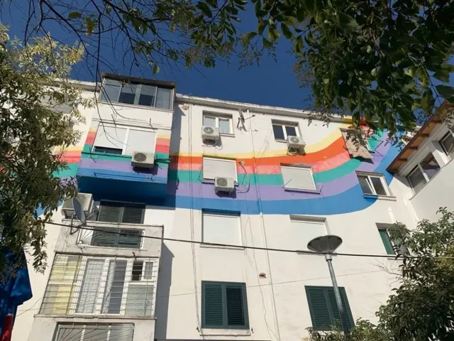 Mnoge sive zgrade u cebtru Tirane dobile su novo šareno ruho