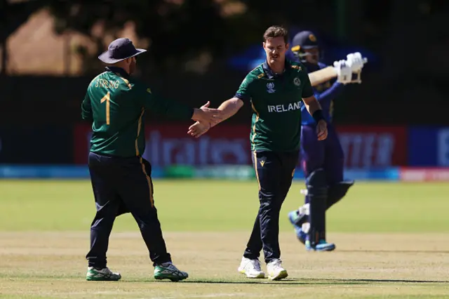 පන්දු යැවීමේ දී අයර්ලන්ත කණ්ඩායම වෙනුවෙන් මාර්ක් ඇඩේර් ලකුණු 46 කට කඩුලු 4ක්, බැරී මැකාර්ති ලකුණු 56 කට කඩුලු 03ක් සහ ගැරත් ඩිලේනි ලකුණු 52 කට කඩුලු දෙකක් දවා ගැනීමට සමත් විය.