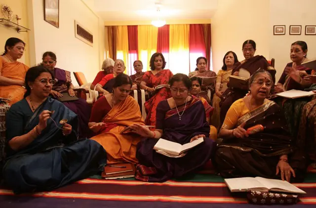 સંશોધકો કહે છે કે, ગાવું એક જ્ઞાનાત્મક, શારીરિક, સાંવેદનિક તથા સામાજીક પ્રવૃત્તિ છે.