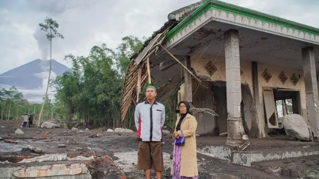 Gunung Semeru erupsi, para pengungsi alami gangguan kesehatan - BBC News Indonesia