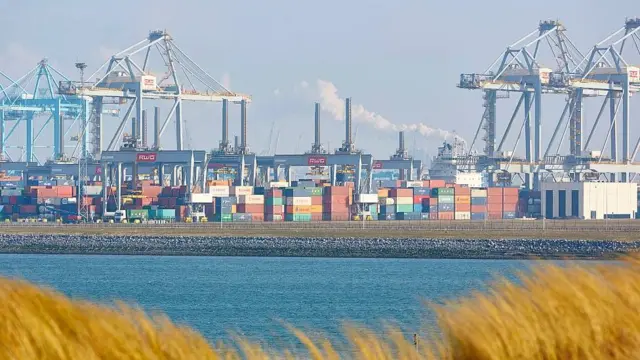 Contenedores en las plataformas de carga del puerto de Rotterdam