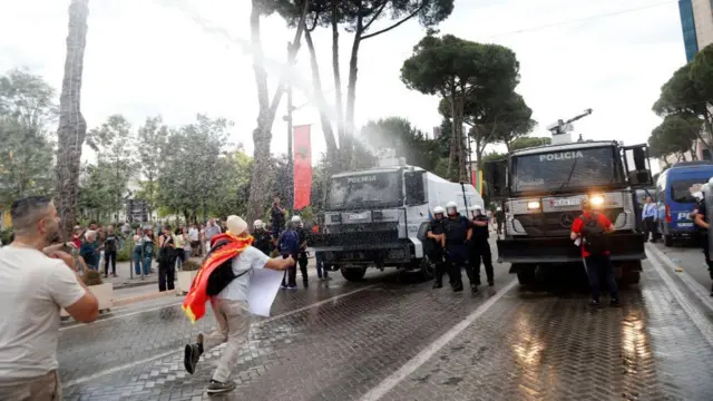sukob demonstranata i policije u Albaniji