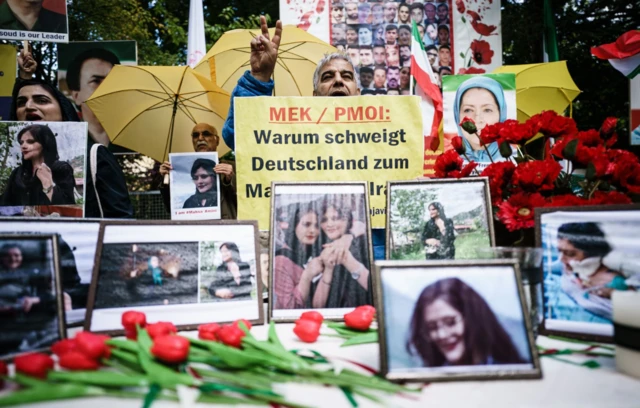 Hình ảnh Mahsa Amini trong cuộc biểu tình trước Đại sứ quán Cộng hòa Hồi giáo Iran ở Berlin, Đức, ngày 20 tháng 9