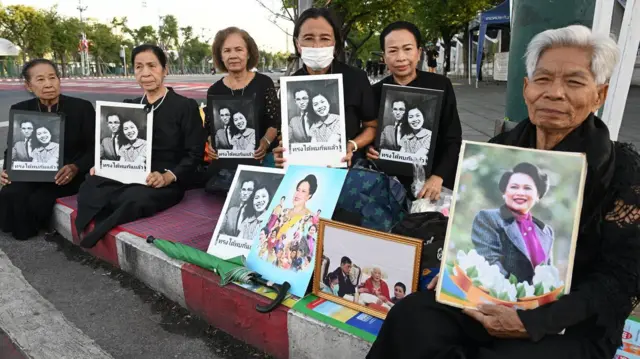 คนมารอรับเสด็จ